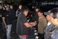 Anggota URC lakukan pemeriksaan para pemuda yang sedang nongkrong di lalong