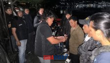 Anggota URC lakukan pemeriksaan para pemuda yang sedang nongkrong di lalong