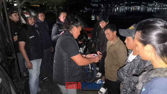 Anggota URC lakukan pemeriksaan para pemuda yang sedang nongkrong di lalong