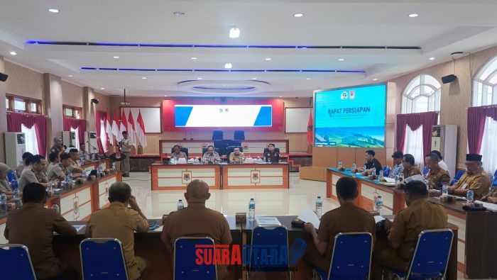 foto istimewa : Saat Bupati banggai IR.H.Amirudin, SP.MP.MM bersama Kepala BPN dan perwakilan Kajari banggai