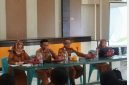 Kepala Dikbud Touna Aspan P. Taurenta, SH memberi arahan pada pertemuan teknis Dana Afirmasi 2026 di Aula Dikbud Touna, Senin (8/6/2026). (Foto : Agung). 