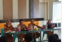 Kepala Dikbud Touna Aspan P. Taurenta, SH memberi arahan pada pertemuan teknis Dana Afirmasi 2026 di Aula Dikbud Touna, Senin (8/6/2026). (Foto : Agung). 