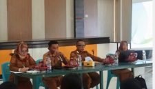 Kepala Dikbud Touna Aspan P. Taurenta, SH memberi arahan pada pertemuan teknis Dana Afirmasi 2026 di Aula Dikbud Touna, Senin (8/6/2026). (Foto : Agung). 