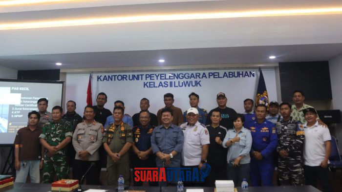 foto istimewa : Kepala KUPP Klas II Luwuk Hasfar bersama Unsur forkopimda serta para pelaku usaha kapal wisata