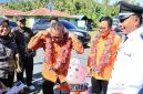 foto istimewa : Asisten 1 Mujiono Lasitata Bersama Kabid PMD Provinsi Sulteng  di berikan Karangan Bunga Oleh anak TK