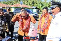 foto istimewa : Asisten 1 Mujiono Lasitata Bersama Kabid PMD Provinsi Sulteng  di berikan Karangan Bunga Oleh anak TK