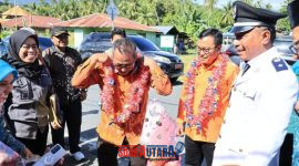 foto istimewa : Asisten 1 Mujiono Lasitata Bersama Kabid PMD Provinsi Sulteng  di berikan Karangan Bunga Oleh anak TK