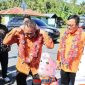 foto istimewa : Asisten 1 Mujiono Lasitata Bersama Kabid PMD Provinsi Sulteng  di berikan Karangan Bunga Oleh anak TK