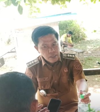 Foto : Camat Una-Una, Burhan Kaseng