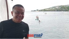 foto istimewa : Wali Kota Palu H.Hadianto Rasyid.S.E berlatar belakang pantai Kilo lima  dan para nelayan 