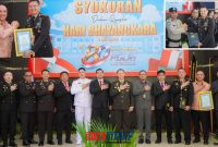 foto istimewa : Kapolres banggai AKBP Wayan Wayracana Aryawan.S.I.K bersama Jajaran Unsur Forkopimda dan Insfetur Infektorat Syafrullah Mambuhu terima penghargaan bersama Bhabinkabtipmas