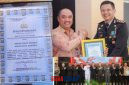 foto istimewa : Insfektur Syafrullah Mambuhu Saat terima Penghargaan Pada Kapolres Banggai Dalam sinergitas Pemberantasan Korupsi