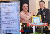 foto istimewa : Insfektur Syafrullah Mambuhu Saat terima Penghargaan  Pada Kapolres Banggai Dalam sinergitas Pemberantasan Korupsi