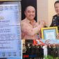 foto istimewa : Insfektur Syafrullah Mambuhu Saat terima Penghargaan  Pada Kapolres Banggai Dalam sinergitas Pemberantasan Korupsi