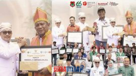 foto istimewa : Bupati Ir H.Amirudin.SP.MP.MM kepada Bambang Abdullah Camat toili barat