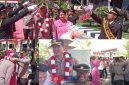 foto istimewa : AKBP Wayan Wayracana Aryawan.S.I.K bersama Nyonya Made Masuk dalam Barisan Pedang Pora di Dampingi Kapolresta Banggai Kombes Pol Hendri Yulianto.S.I.K.M.H bersama nyonya dan AKBP Wayan popong menuju mobil