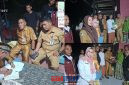 foto istimewa :Wakili Bupati Banggai Kepala Dinas Sosial Hariadi Bola serahkan Bantuan pada warga korban kedua rumah hangus semuanya