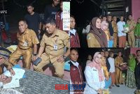 foto istimewa :Wakili Bupati Banggai Kepala Dinas Sosial Hariadi Bola serahkan Bantuan pada warga korban kedua rumah hangus semuanya