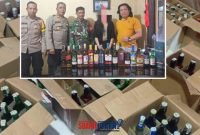 foto istimewa : Kapolsek Liwuk bersama barang bukti miras dari tangan MA di Kos kosannya.