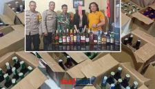 foto istimewa : Kapolsek Liwuk bersama barang bukti miras dari tangan MA di Kos kosannya.