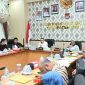 foto istimewa : Bupati Ir.H.Amirudin.SP.MP.MM bersama Wakil Bupati Banggai Drs H.Furqaniddin.MM saat mendengar pemaparan camat toili barat.