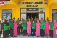 foto istimewa : Kapolsek Lamala Iptu I Wayan Sukarman, saat Terima Tumpeng Dari Danramil 1308-06/LB Peltu H Kambotu bersama ibu persit