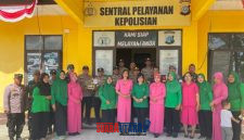 foto istimewa : Kapolsek Lamala Iptu I Wayan Sukarman, saat Terima Tumpeng Dari Danramil 1308-06/LB Peltu H Kambotu bersama ibu persit