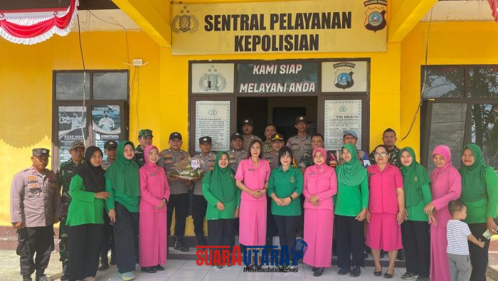 foto istimewa : Kapolsek Lamala Iptu I Wayan Sukarman, saat Terima Tumpeng Dari Danramil 1308-06/LB Peltu H Kambotu bersama ibu persit