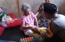 foto istimewa : Kapolsek Nuhon Ipda  Tesar serahkan lansung bantuan sembako pada Lansia yang sakit Struk