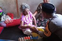 foto istimewa : Kapolsek Nuhon Ipda Tesar serahkan lansung bantuan sembako pada Lansia yang sakit Struk