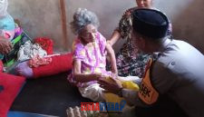 foto istimewa : Kapolsek Nuhon Ipda  Tesar serahkan lansung bantuan sembako pada Lansia yang sakit Struk