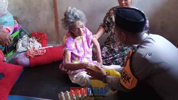 foto istimewa : Kapolsek Nuhon Ipda Tesar serahkan lansung bantuan sembako pada Lansia yang sakit Struk