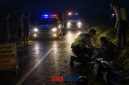 foto istimewa : Tampak Korban dapat pertolongan dari anggota polsek lamala guna di bawa ke rumah sakit terdekat