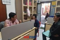 foto istimewa : Kastel Kejaksaan negeri banggai Yadi Terima tersangka di serahkan oleh penyidik