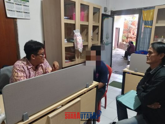 foto istimewa : Kastel Kejaksaan negeri banggai Yadi Terima tersangka di serahkan oleh penyidik