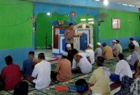 foto istimewa : Kapolsek Nuhon Ipda Tesar  saat berikan tauziah di hadapan jamaah masjid