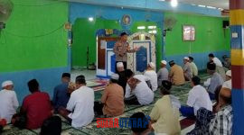 foto istimewa : Kapolsek Nuhon Ipda Tesar  saat berikan tauziah di hadapan jamaah masjid