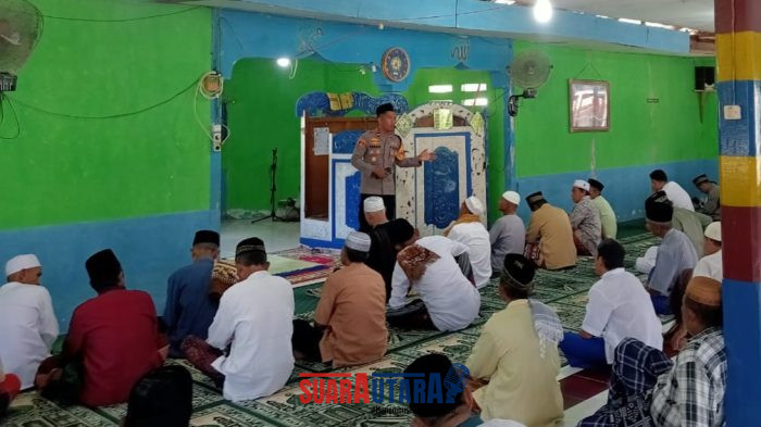 foto istimewa : Kapolsek Nuhon Ipda Tesar saat berikan tauziah di hadapan jamaah masjid