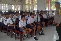 foto istimewa : Anggota Bhabinkamtibmas saat berikan arahannya di hadapan Pelajar