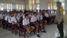 foto istimewa : Anggota Bhabinkamtibmas saat berikan arahannya di hadapan Pelajar