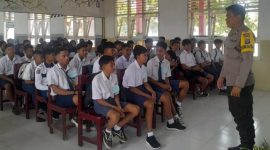 foto istimewa : Anggota Bhabinkamtibmas saat berikan arahannya di hadapan Pelajar