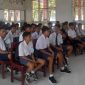 foto istimewa : Anggota Bhabinkamtibmas saat berikan arahannya di hadapan Pelajar
