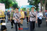 foto istimewa : Kapolda Sulteng Irjen Pol Nasri bersama Kapolres Banggai AKBP Wayan saat menuju tempat upacara HUT BANGGAI KE-66 