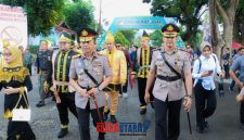 foto istimewa : Kapolda Sulteng Irjen Pol Nasri bersama Kapolres Banggai AKBP Wayan saat menuju tempat upacara HUT BANGGAI KE-66