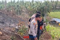 foto istimewa : Kapolresta Banggai Kombes Pol Hendri Yulianto.S.I.K.M.H dan Beberapa pJU ikut dalam pemadaman api