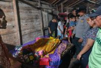 foto istimewa : Petugas lakukan pemeriksaan kepada Pria pencari ikan yang meninggal