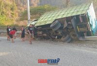 foto istimewa : Kondisi Truk saat terperosok di tikungan menurun masuk desa Bungaon