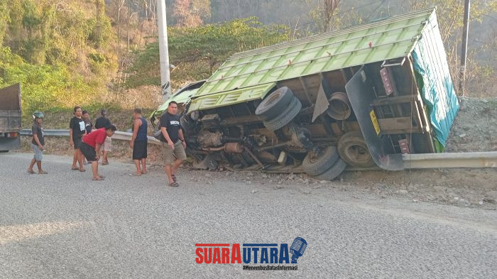 foto istimewa : Kondisi Truk saat terperosok di tikungan menurun masuk desa Bungaon