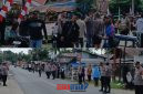 foto istimewa : Saat Kapolsek bersama Anggota Polsek batui buka Palang Jalan yang dipasang yang ditutup masa aksi demo