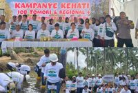 foto istimewa : Saat Camat Toili Barat Bambang Abdullah Bersama Perwakilan JOB Tomori dan Rektor Unismu Luwuk lakukan penanaman Bibit Mangrove